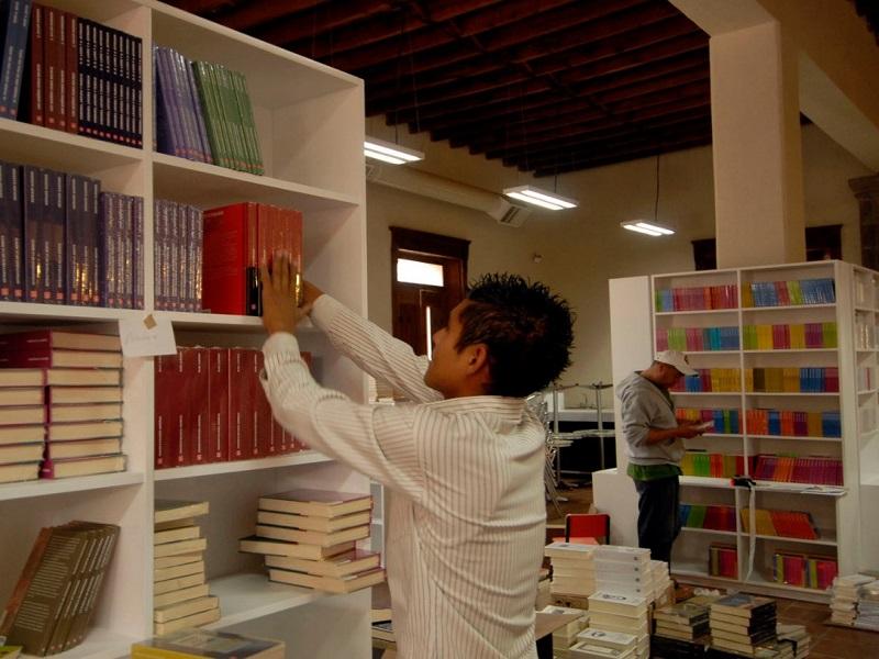 Librer&iacute;a del Fondo de Cultura Econ&oacute;mica Carlos Monsiv&aacute;is actualiza su acervo