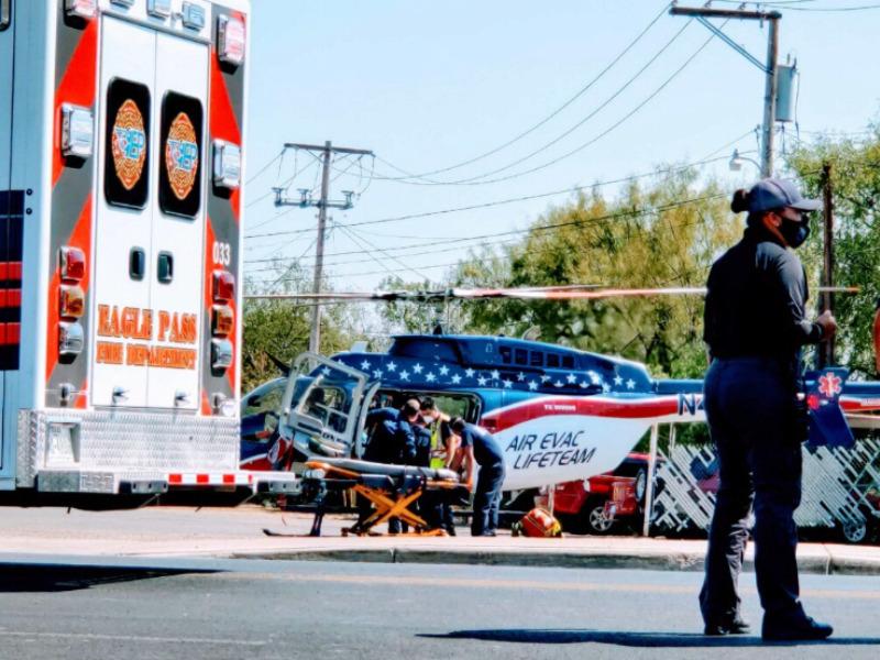 Reportan grave a motociclista embestido por una camioneta en Eagle Pass, fue trasladado a San Antonio (VIDEO)