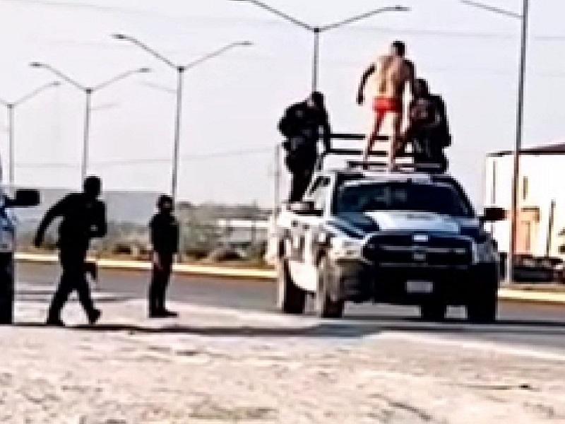 Sujeto en calzoncillos reta a elementos de PAR, sube al techo de la patrulla para evitar detenci&oacute;n (VIDEO)