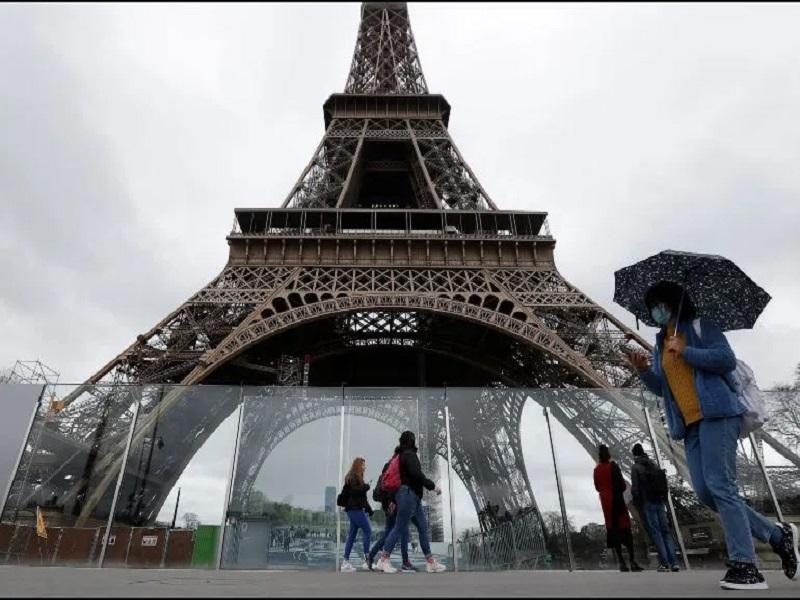 Decreta Francia toque de queda en comercios y servicios por alza de coronavirus