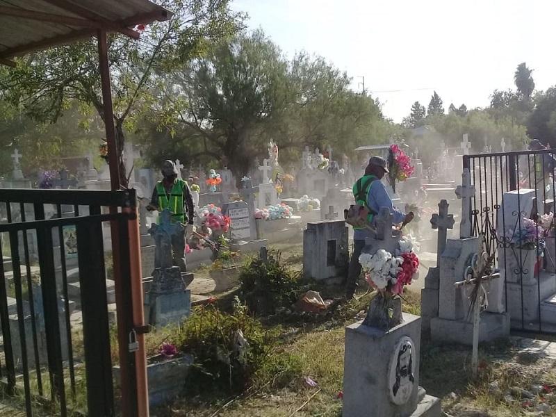 Contin&uacute;a limpieza de panteones de Piedras Negras ante la cercan&iacute;a del D&iacute;a de Muertos