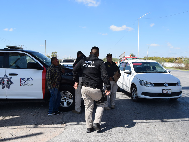 Hombres armados atacan a balazos a polic&iacute;as en Acu&ntilde;a, hay un detenido y dos huyeron