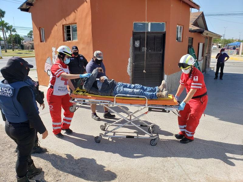 Cae sexagenario de casi 3 metros de altura cuando realizaba reparaciones en negocio de pollo en Piedras Negras (video)