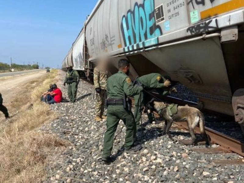 Patrulla Fronteriza localizó a 5 indocumentados escondidos en un vagón del ferrocarril al norte de Eagle Pass