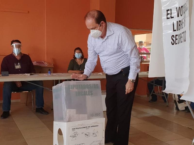 Cumple alcalde de Piedras Negras con su deber cívico e invita a acudir a la urnas a votar (video)