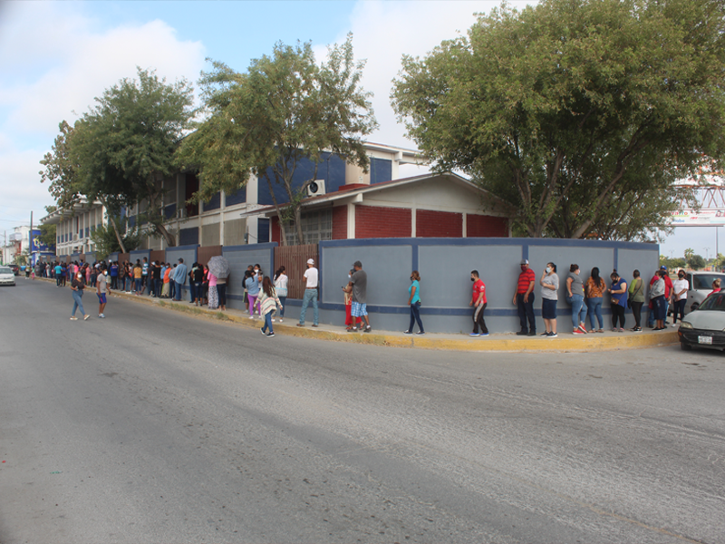 Retraso en la apertura de casillas en Acu&ntilde;a causa aglomeraciones de votantes (VIDEO)