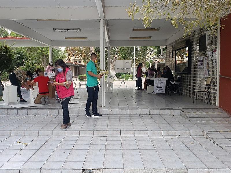 Acuden candidatos a diputados locales del distrito 02 a emitir su voto durante la jornada electoral