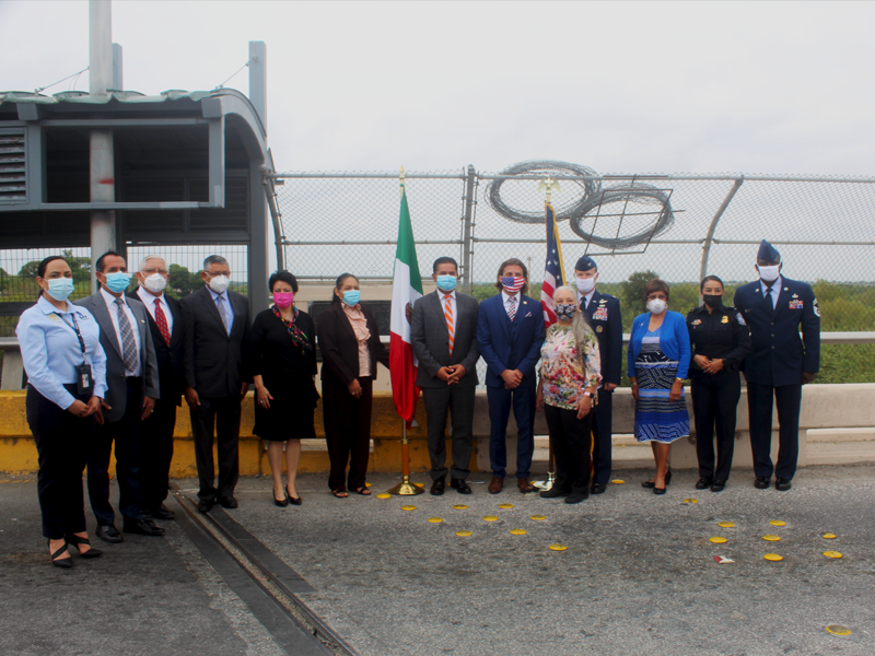 Realizan Del Rio-Acu&ntilde;a abrazo de la amistad con sana distancia (VIDEO)