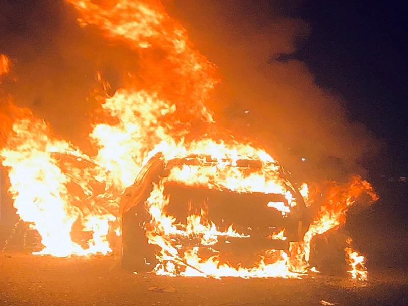 Incendian vehículo en la zona centro de Piedras Negras, no hubo lesionados (video)