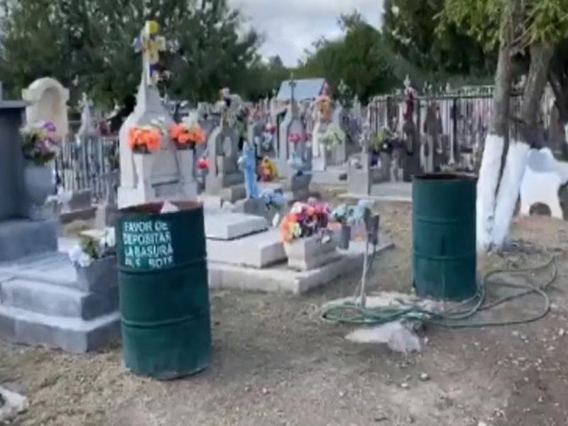 Contin&uacute;an labores de limpieza en panteones de Piedras Negras en la v&iacute;spera del D&iacute;a de Muertos (VIDEO)