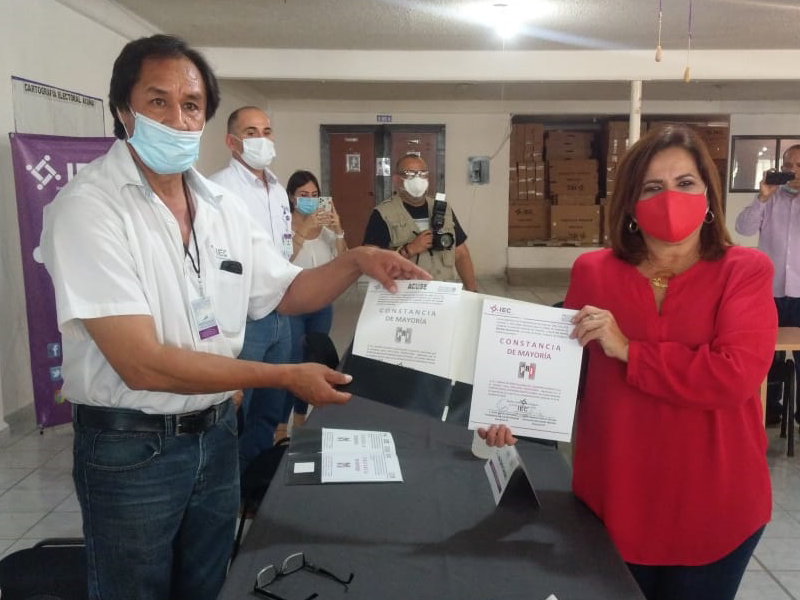 Con la entrega de constancia de mayor&iacute;a a Mar&iacute;a Eugenia Calder&oacute;n finaliza proceso electoral en Acu&ntilde;a