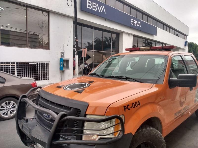 Rescatan a persona atrapada en el elevador de un banco en Piedras Negras