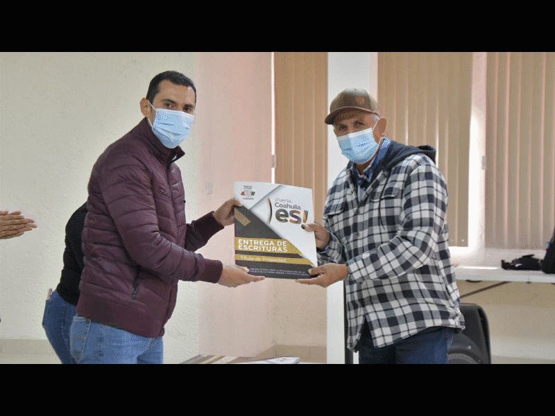 Aprovechan familias navenses programa de escrituraci&oacute;n a bajo costo