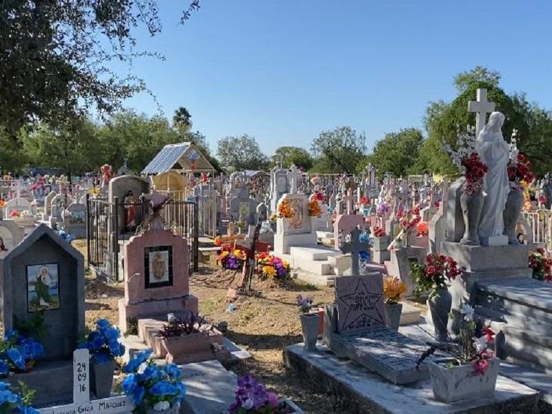 Panteones de Piedras Negras registran poca afluencia de visitantes previo al cierre este fin de semana (video)