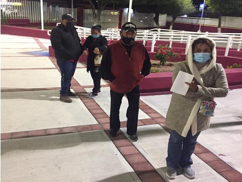 Pese a bajas temperaturas derechohabientes del ISSSTE deben esperar al exterior para acudir al laboratorio (video)
