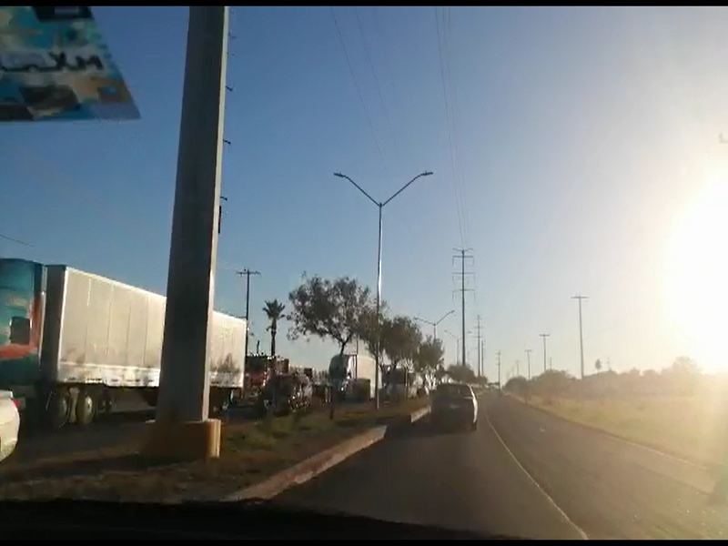 Ca&iacute;da del sistema en la Aduana provoc&oacute; kilom&eacute;tricas filas de tr&aacute;ileres en Piedras Negras (video)