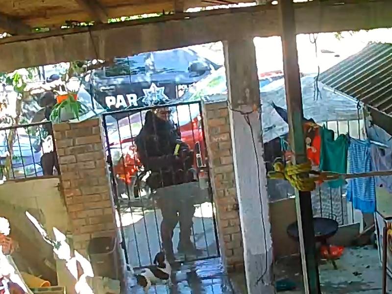 Captan acecho de agentes de la PAR a familia de Piedras Negras, rompieron el candado del port&oacute;n con un martillo (VIDEO)