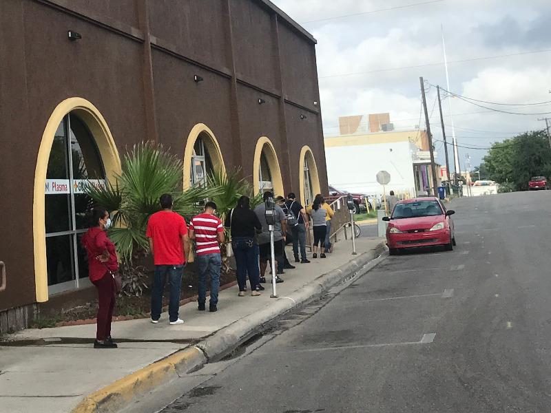 Hasta 3 mil  mexicanos cruzan semanalmente a donar plasma en Eagle Pass