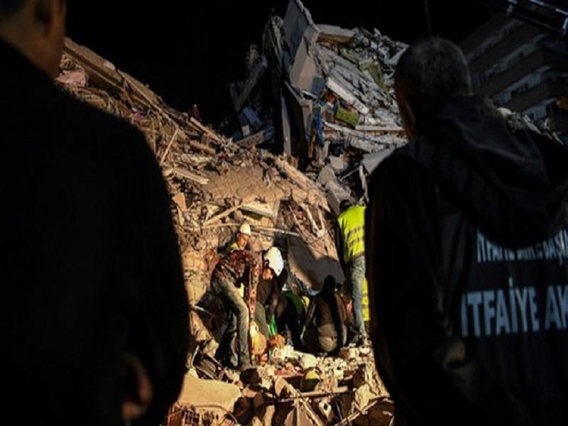 Sube a 27 la cifra de muertos por terremoto en Turqu&iacute;a, hay cientos de heridos
