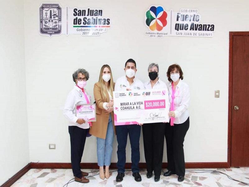 Entregan Julio Long y Alejandra Flores donación económica para la lucha contra el cáncer de mama