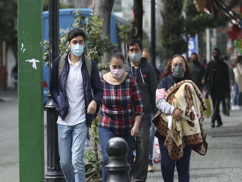 N&uacute;mero de contagios diarios de COVID-19 a nivel global rompe r&eacute;cord con m&aacute;s de medio mill&oacute;n de casos nuevos