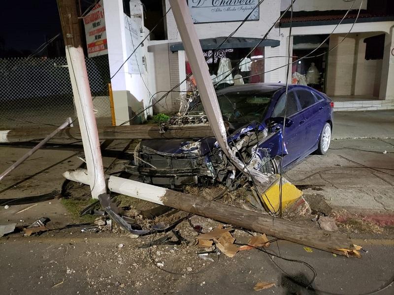 Ebrio conductor derriba tres postes en la avenida Carranza de Piedras Negras, resultó ileso