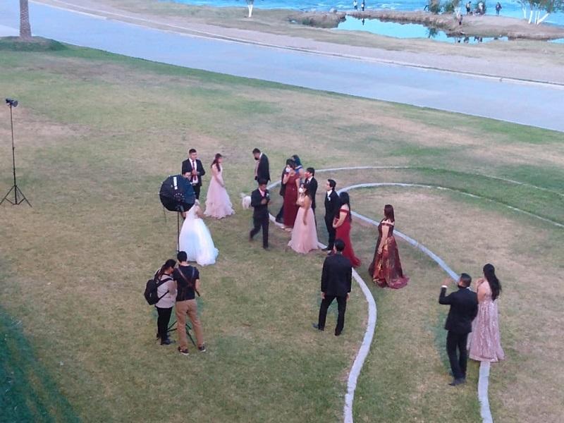 Sin importar el COVID, novios hacen sesi&oacute;n de fotos con familia y amigos en el Paseo del R&iacute;o sin protocolos