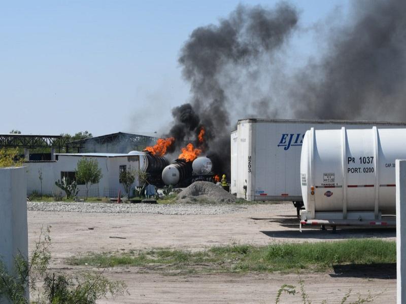 Sigue investigación de explosión de dos pipas cargadas de gasolina y diésel en Nava (video)