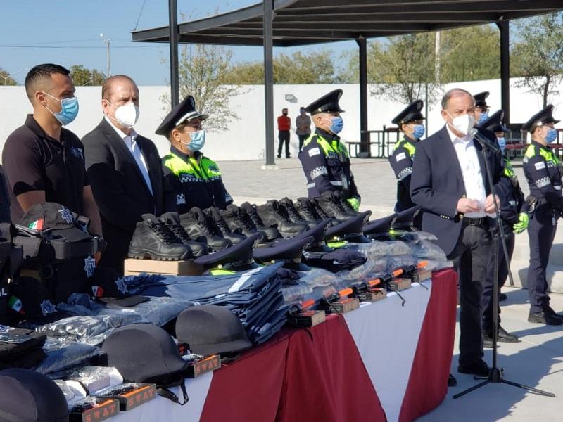 Alcalde CBG entrega chalecos antibalas, cascos bal&iacute;sticos, fornituras, esposas, uniformes y calzado a elementos de SPM (video)