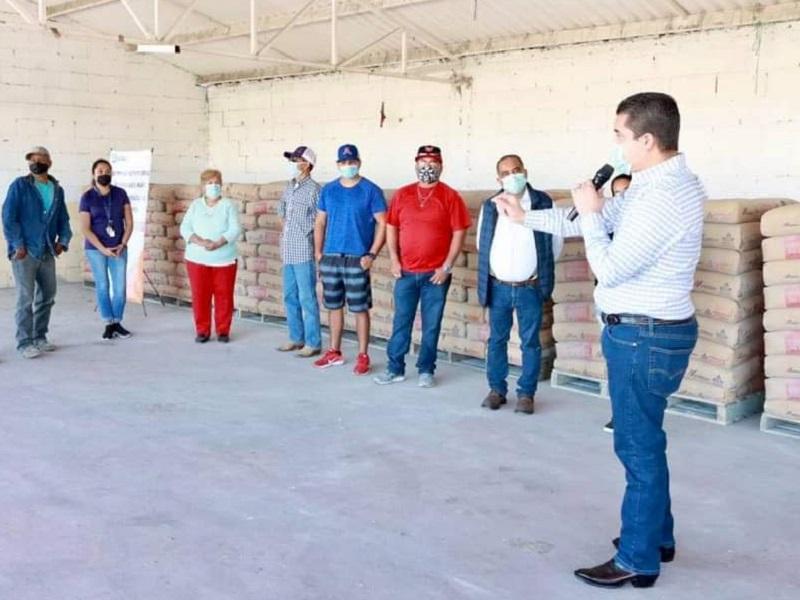 Alcalde de San Juan de Sabinas encabeza entrega de cemento subsidiado