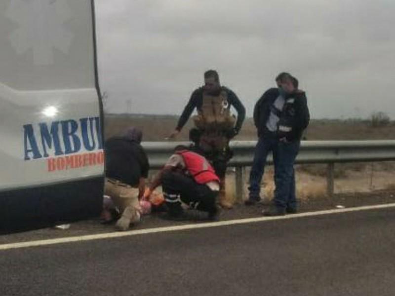 Reportan mujer tirada en la 57 en Allende, estaba desmayada; no ha sido identificada