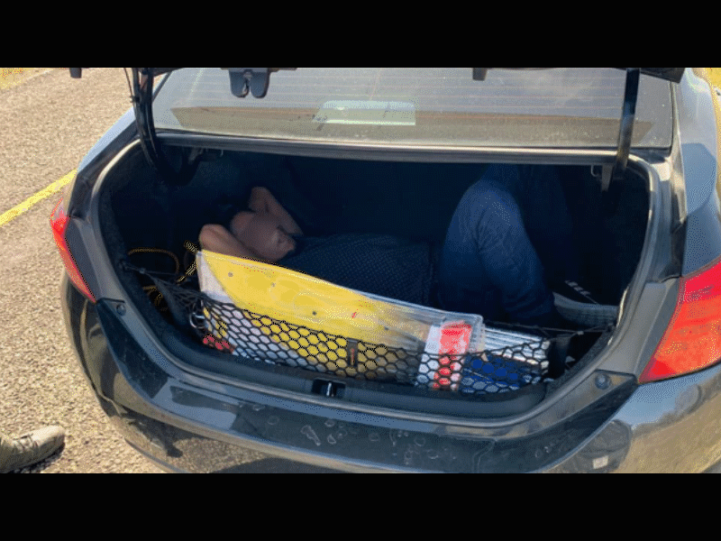 Aumentan los casos de indocumentados escondidos en las cajuelas de los autos
