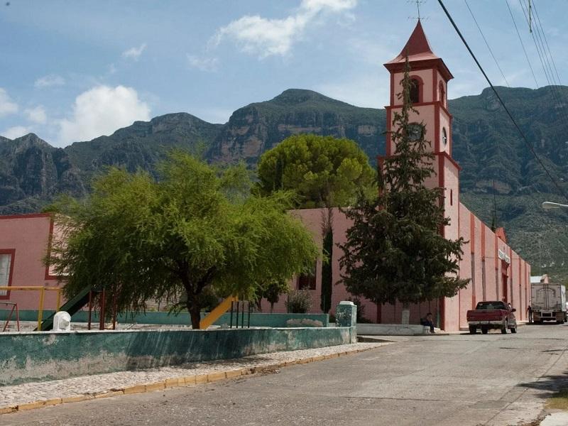 Cierran iglesia por brote de COVID en Sierra Mojada, entierran a 8 en una semana