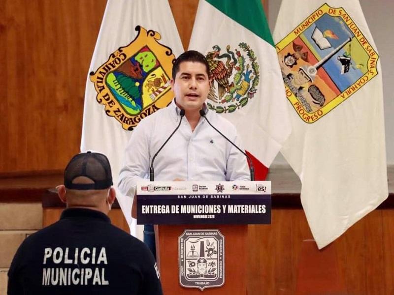 Encabeza Julio Long entrega de municiones a policías de San Juan de Sabinas