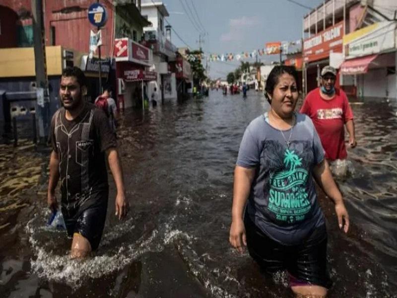 Se desborda el r&iacute;o Grijalva en Villahermosa, Tabasco, algunas zonas quedaron bajo el agua
