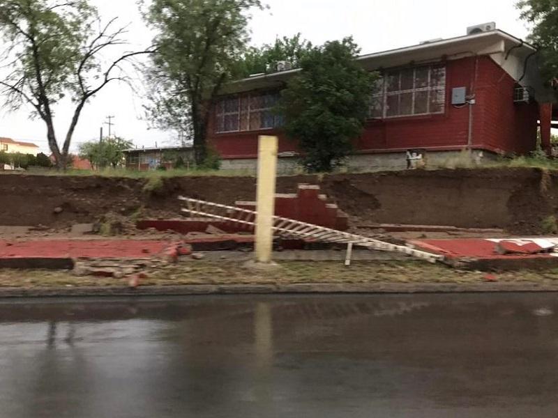 Reconstruyen barda caída por lluvias de mayo en primara Lázaro Cárdenas (video)