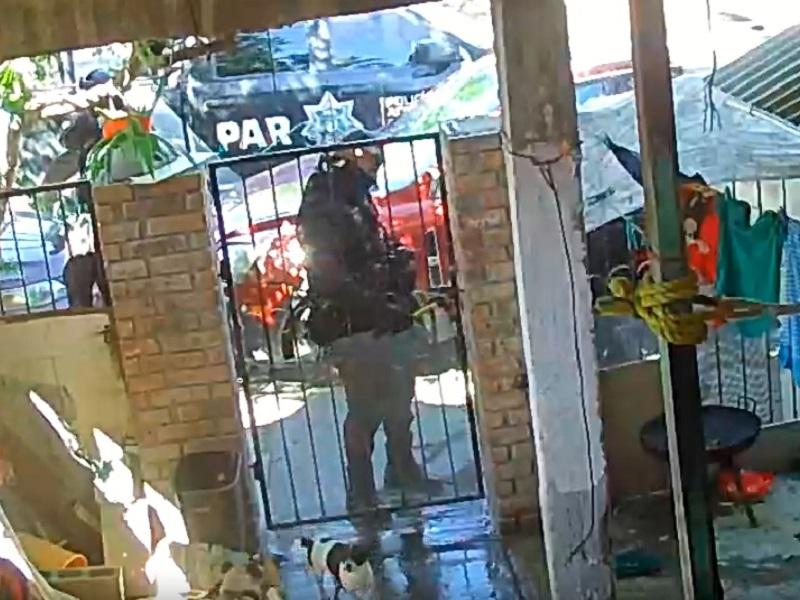 Separan del cargo a polic&iacute;a estatal que da&ntilde;&oacute; candado con un martillo para ingresar a un domicilio en Piedras Negras (Video)