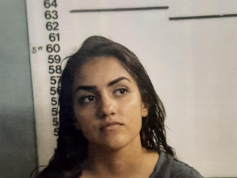 Arrestan a mujer de Eagle Pass acusada de agresión agravada y amenazas