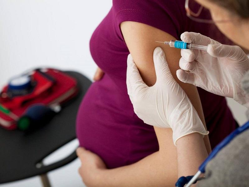 Buscarán a embarazadas casa por casa para aplicarles la vacuna contra la influenza (video)