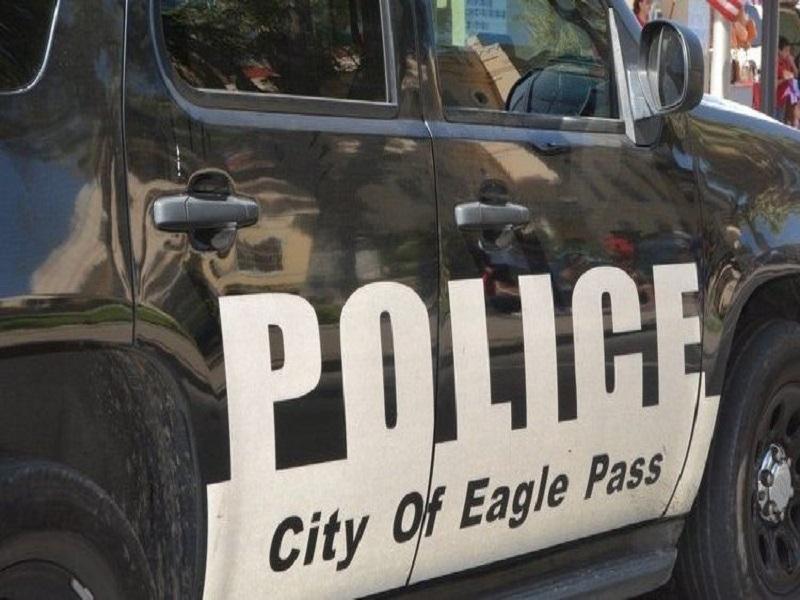 Roban automóvil en estacionamiento de tienda en Eagle Pass, fue recuperado en la guardarraya del Puente Dos