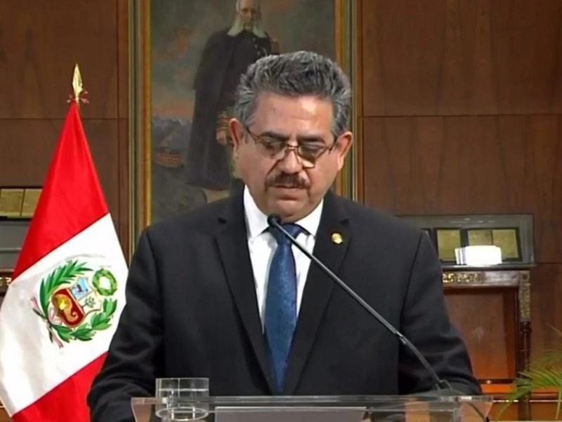 Renuncia Manuel Merino, presidente interino de Perú