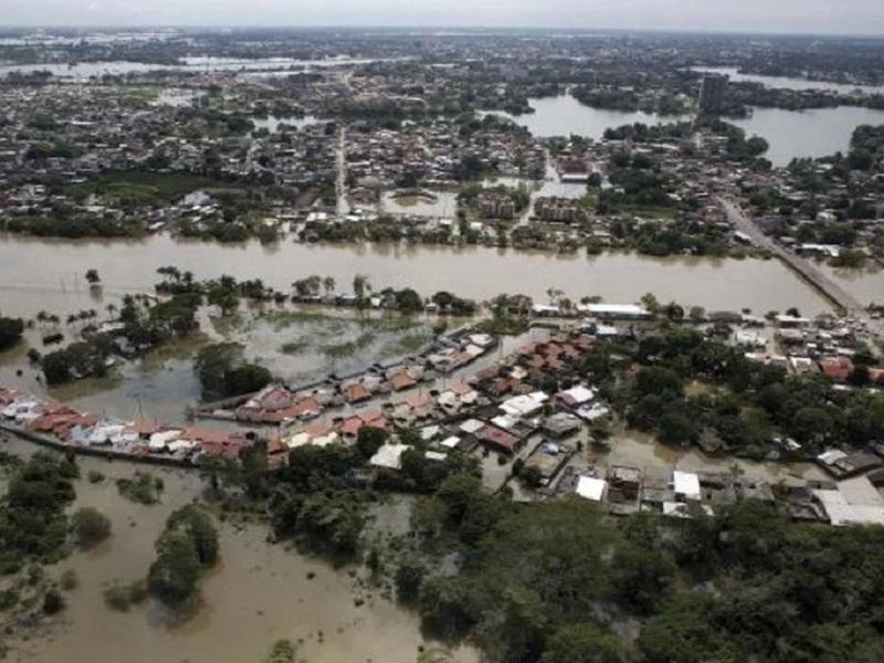 AMLO acepta que se inundaron las zonas Â“m&aacute;s pobresÂ” de Tabasco para no afectar la capital