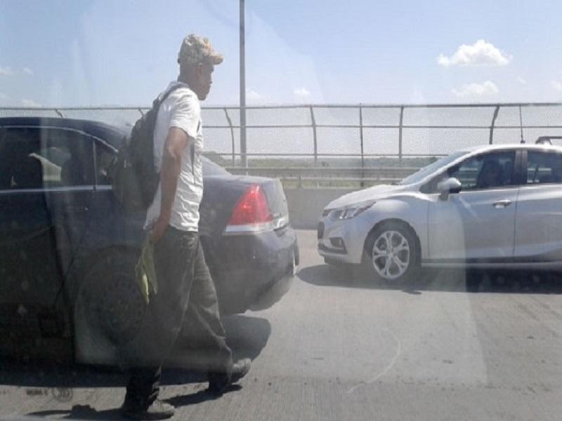 Revisan a pedigue&ntilde;os y vendedores en el Puente Dos y cruceros de Piedras Negras, algunos ser&iacute;an halcones del crimen organizado