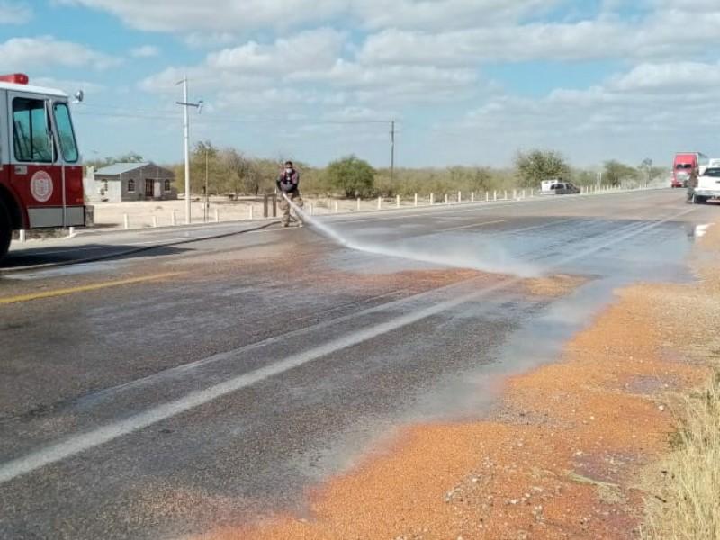Cerraron parcialmente el tramo Zaragoza-Acuña por tráiler que tiró varias toneladas de semilla
