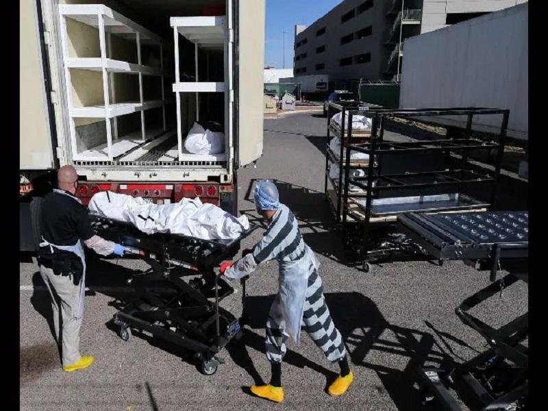 Presos trasladan cadáveres en El Paso, Texas, ante avalancha de casos de coronavirus