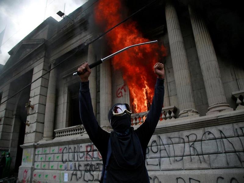 Prenden fuego al Congreso de Guatemala en medio de protestas contra el presidente Alejandro Giammattei 