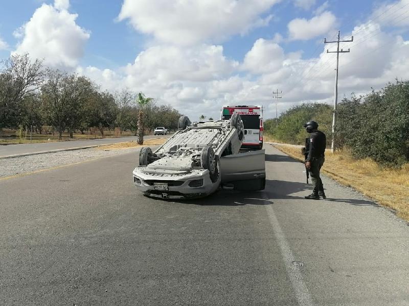 Dos jóvenes lesionados dejó volcadura en el tramo carretero Morelos-Nava
