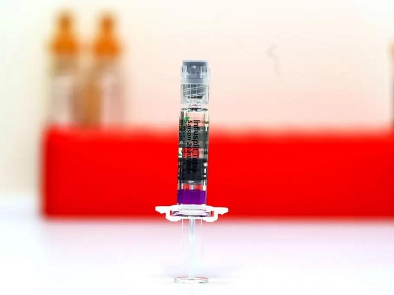 Prepara AstraZeneca nueva prueba de la vacuna contra el COVID-19 tras errores 