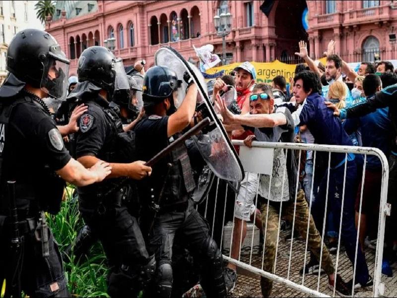 Retiran ata&uacute;d de Maradona tras incidentes en la Casa Rosada