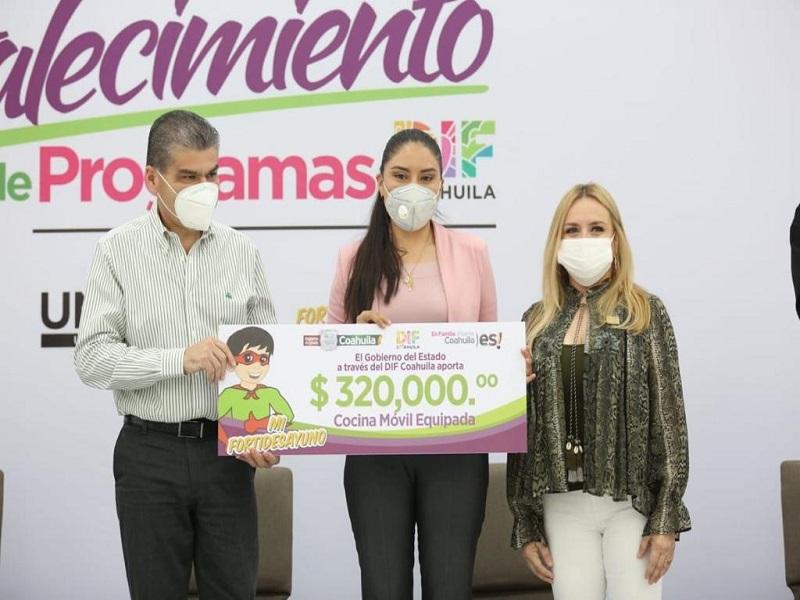 Entregan Riquelme y Marcela Gorgón más apoyos a familias coahuilenses